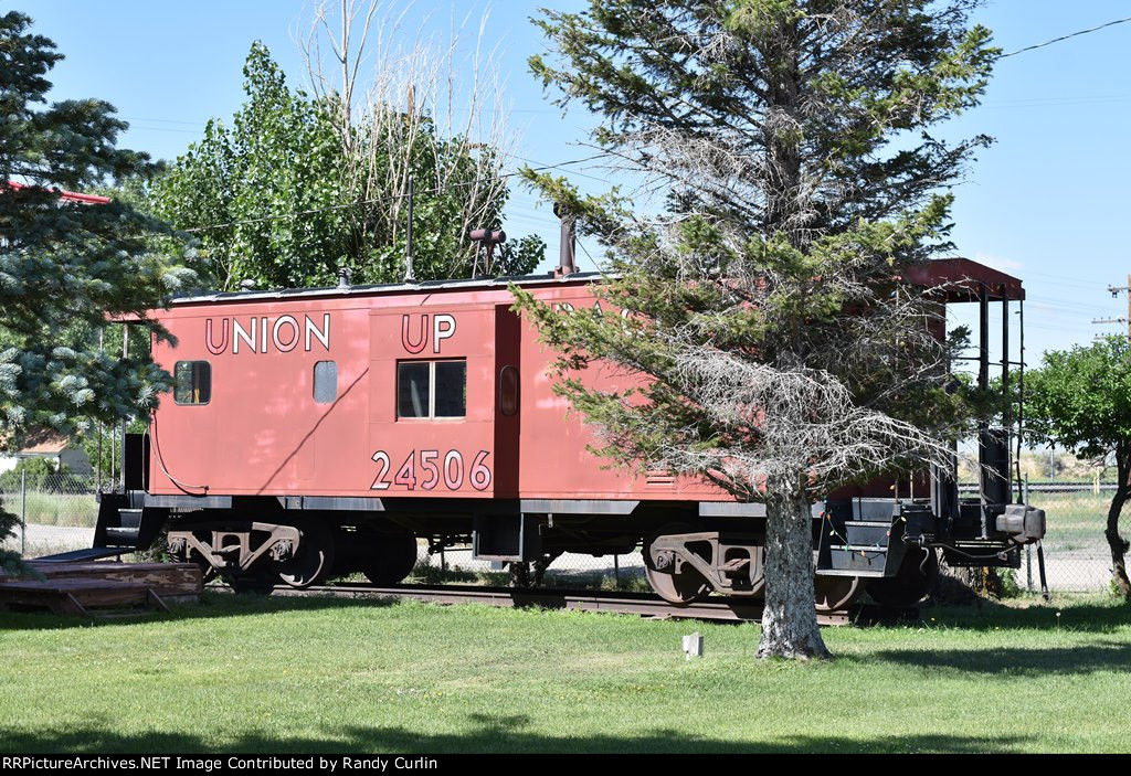 UP 24506 at Medicine Bow